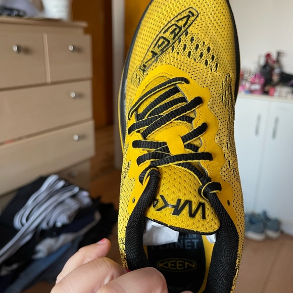 Brand new keen shoes yellow and black in box size 7 - Picture 5 of 7